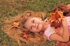 Как и во что играть с малышом осенью