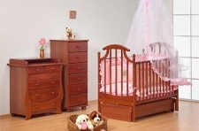 Как выбрать удобную и прочную кроватку для малыша